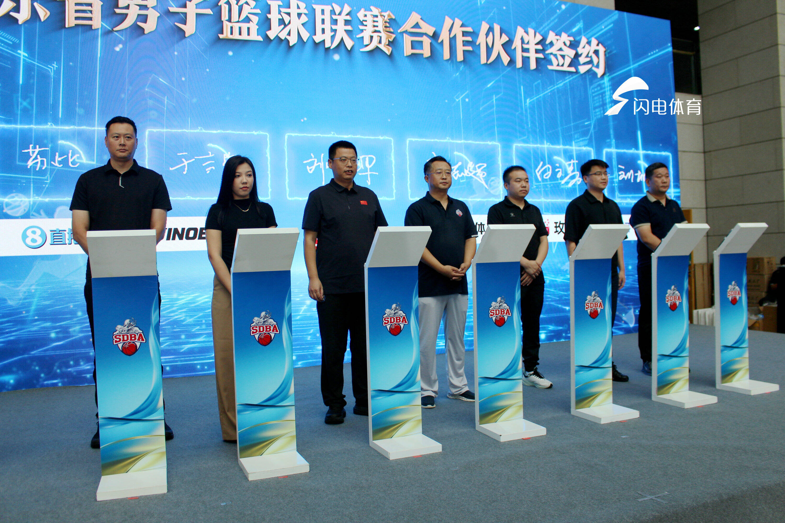 亚博体育平台-篮球名将受邀参加慈善赛,善举备受赞誉的是谁