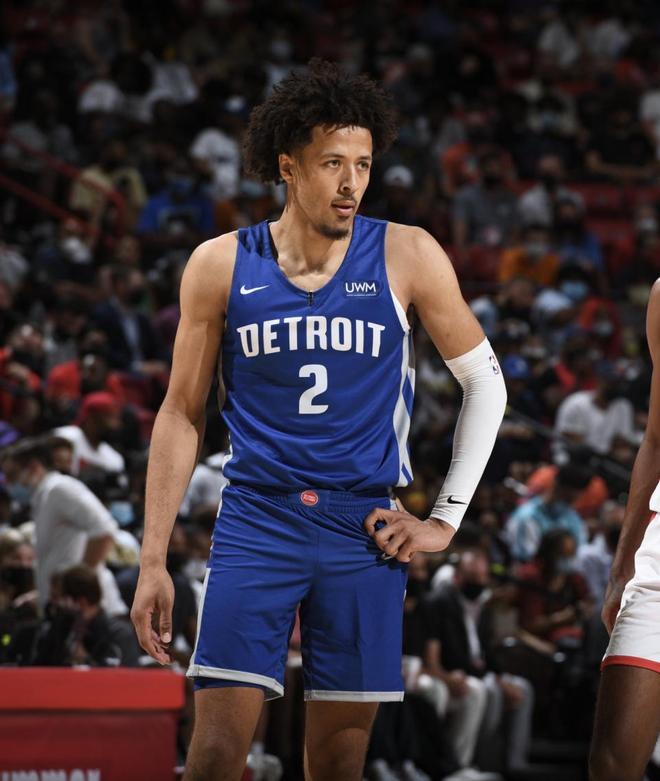 一位年轻球员在比赛中展现出潜力英语